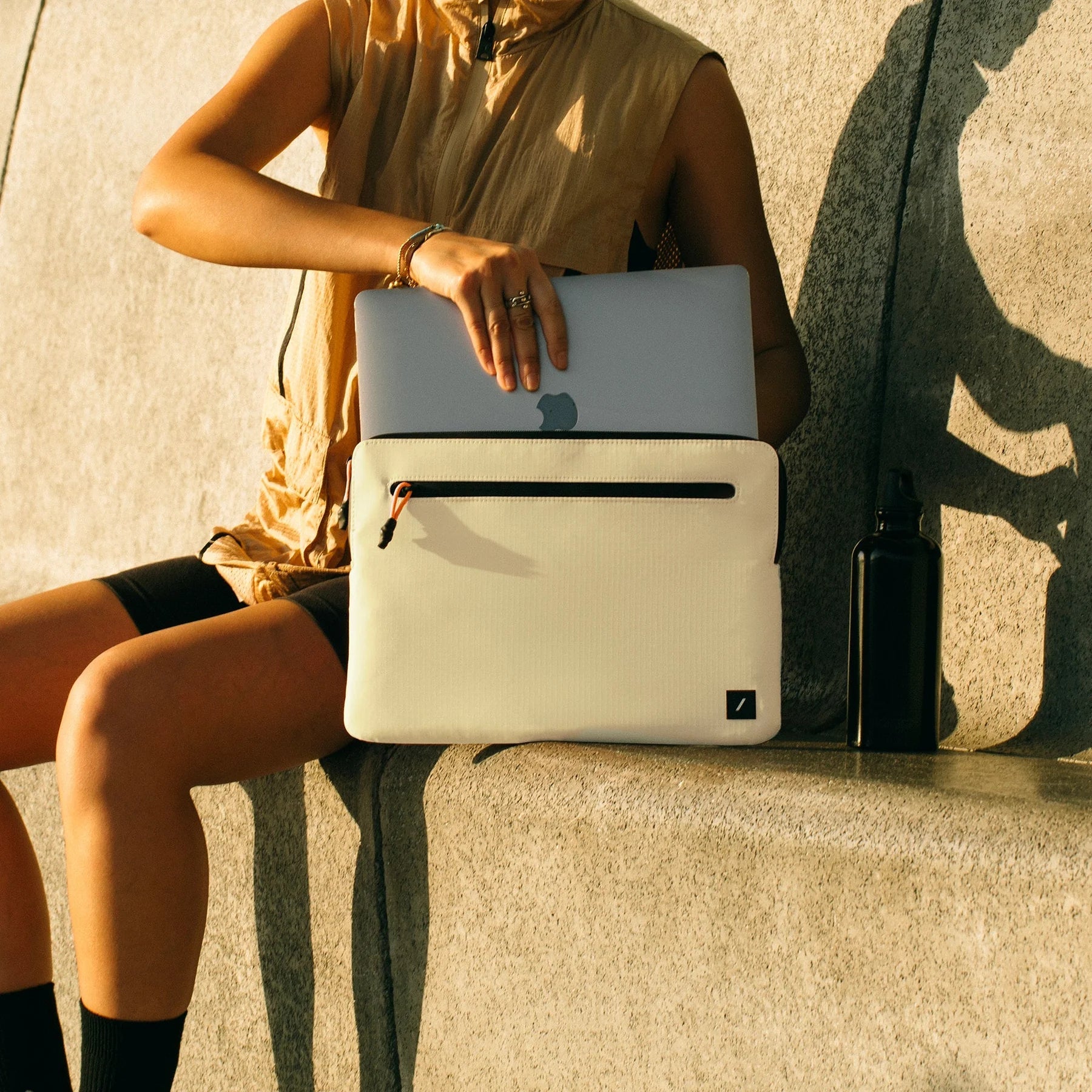 "ULTRALIGHT SLEEVE FOR  MACBOOK 16"" SANDSTONE"