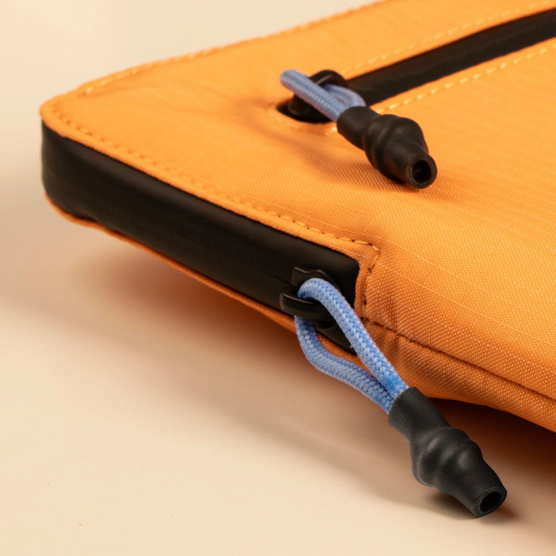 "NATIVE UNION ULTRALIGHT SLEEVE FOR  MACBOOK 16"" APRICOT"