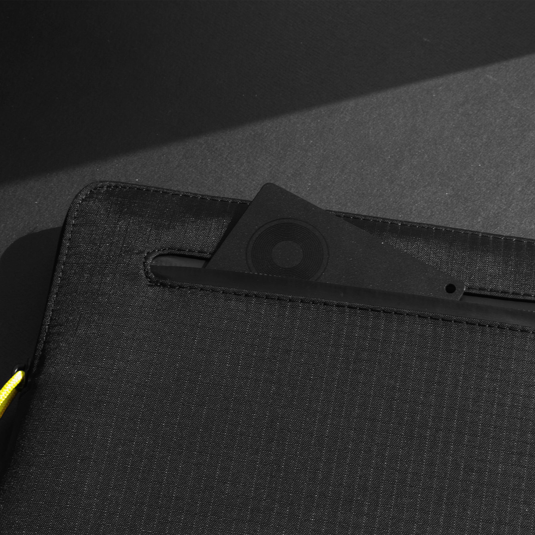 Native Union Find It Card The ultra-thin rechargeable tracker that fits in your wallet